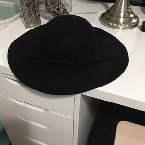 BRANDY MELVILLE FLOPPY FELT HAT